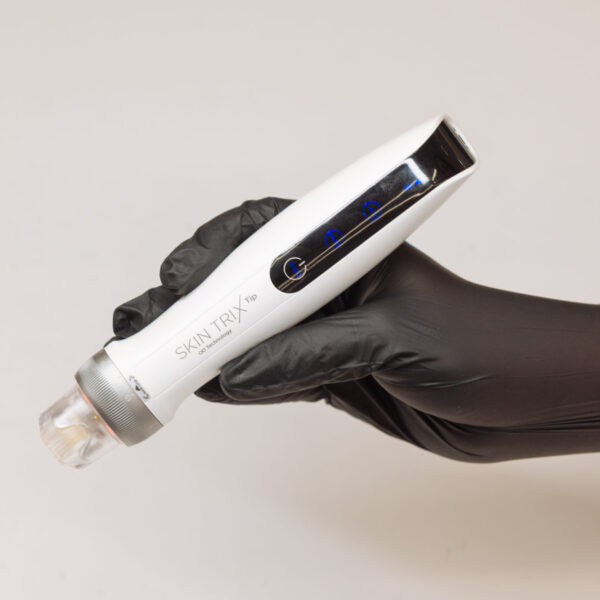 מכשיר מיקרונידלינג מקצועי סקינטריקס SKINTRIX TIP 4-in-1 – משולב EMS, תרפיית LED ואלקטרופורציה
